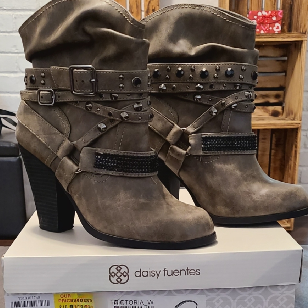 Daisy Fuentes Women's Gray Heeled Boots